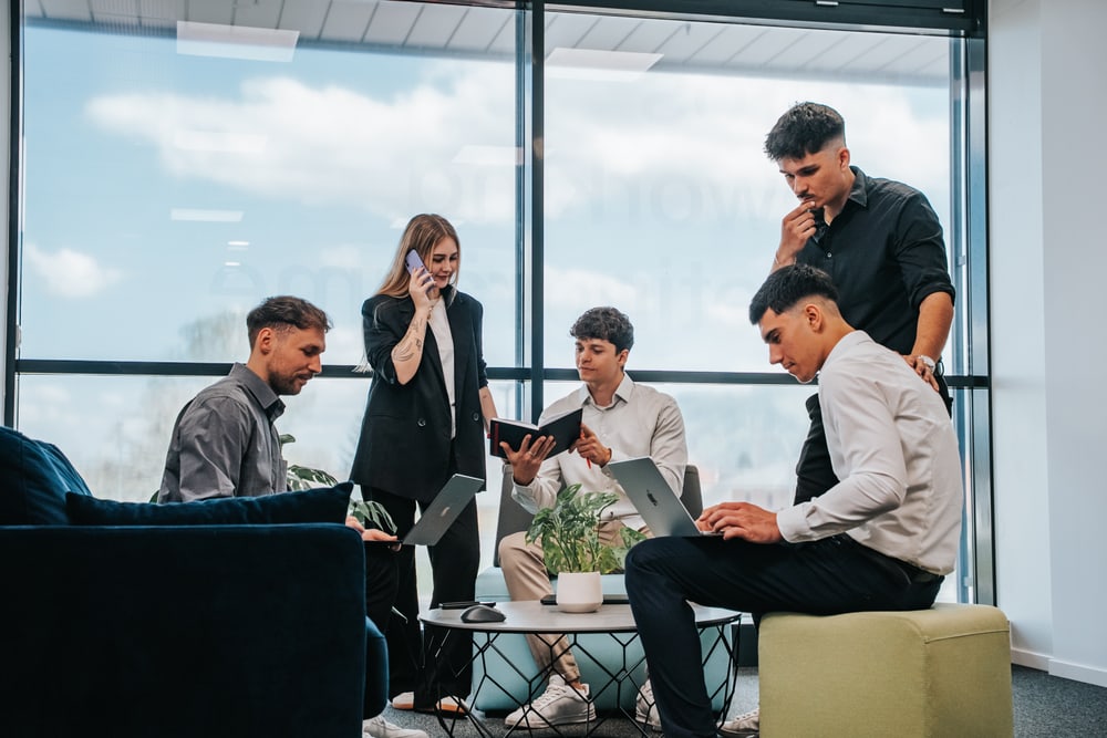 Das Team von EasyPlusMedia im Büro in Klagenfurt
